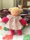 Liezelotje roze  met twee blonde staartjes
